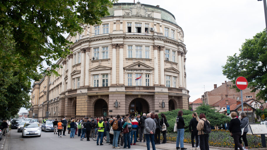 Protest ispred niškog Univerziteta - studenti pitaju "Platforma čeka, šta vi čekate?" 2 JLM 0300