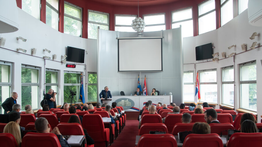 Burna rasprava na niškoj Skupštini o novoj lokaciji zgrade Hitne, Gradskoj bolnici i novom GAK-u 2 JLM 5512