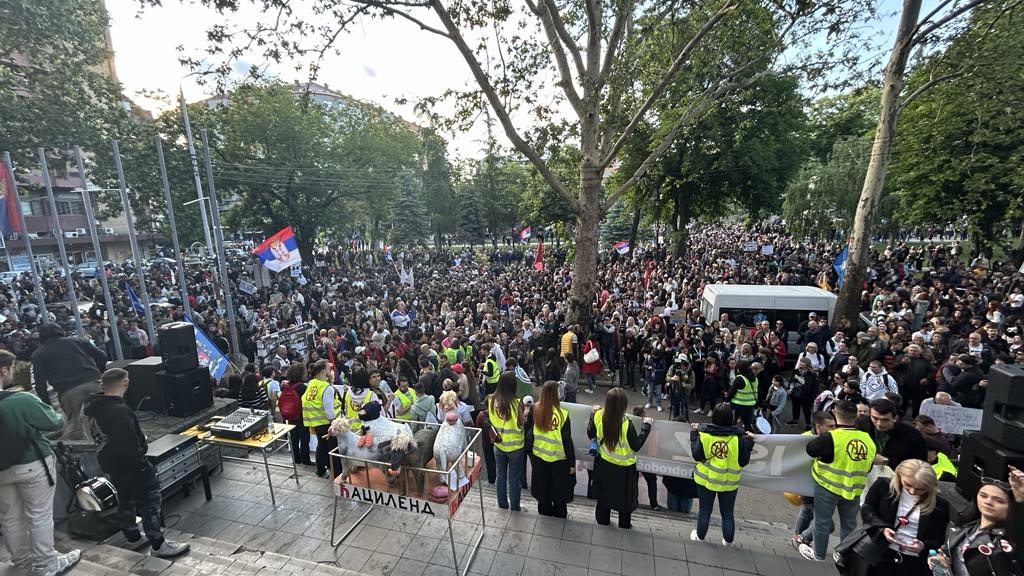 Redar SNS-a na mitingu u Nišu nasrnuo na studenta Filozofskog fakulteta, studenti poslali pismo bezbednosnim službama 1 b80126ba 8b45 478c adca d2016b82948d