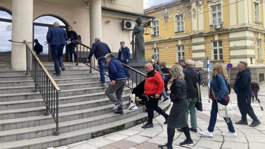 Bivši gradonačelnik Prokuplja tuži Dobrašinovića, deo suđenja zatvoren za javnost 2 gradjani ispred suda