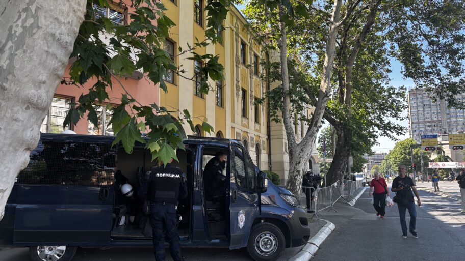 Prekinuta blokada Suda u Nišu, zgradu čuva žandarmerija 4 sud 3