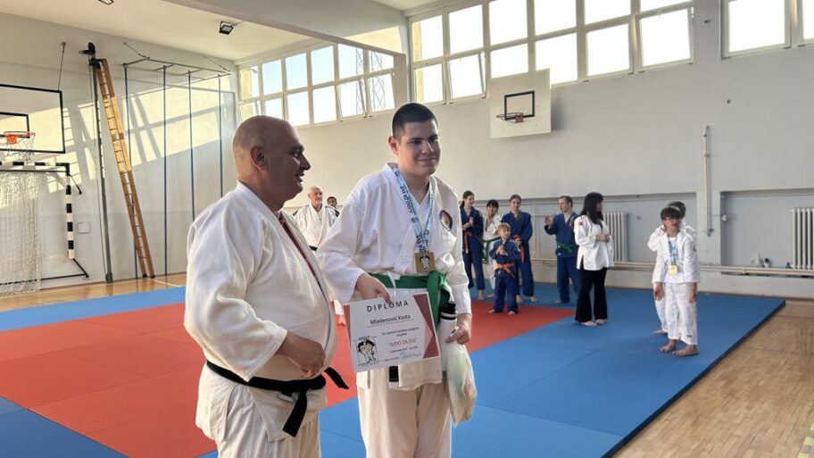 00d8467f 24e6 42c2 ba27 ac8b8522589a