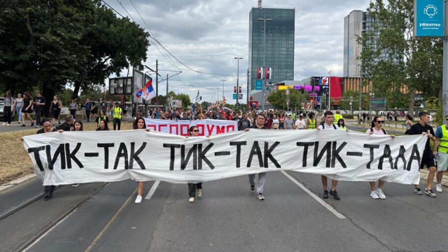'Vidimo se na Vidovdan': Kolone ljudi idu ka beogradskoim trgu Slavija, ispred Skupštine pripreme za 'književno veče' 6 68d3a380 542c 11f0 9b41 95612fdbd2fd