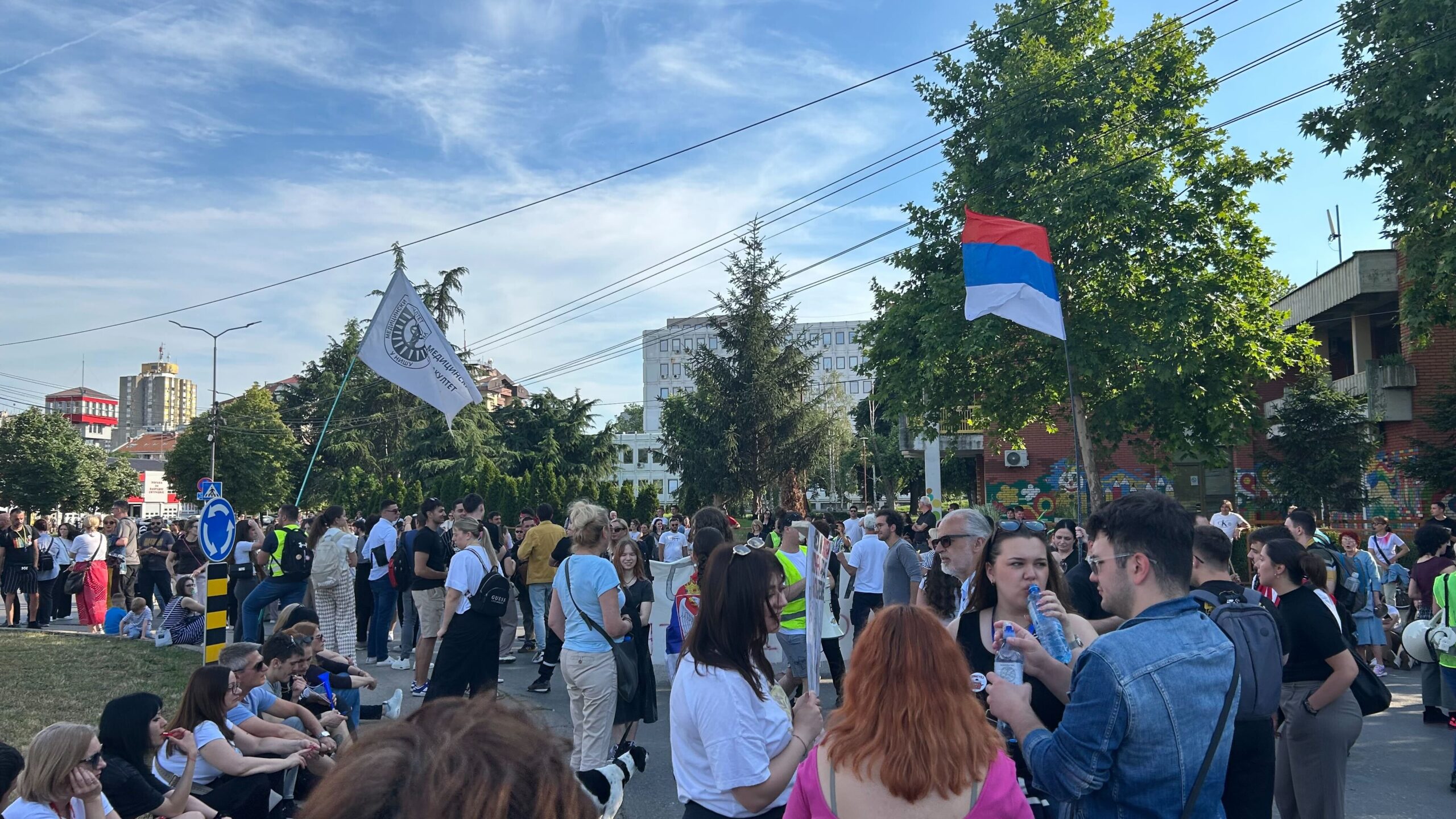 "Dok su gorele sveće, leteli su pendreci" - u Nišu večeras protest podrške Novom Sadu 1 IMG 0034 1 scaled