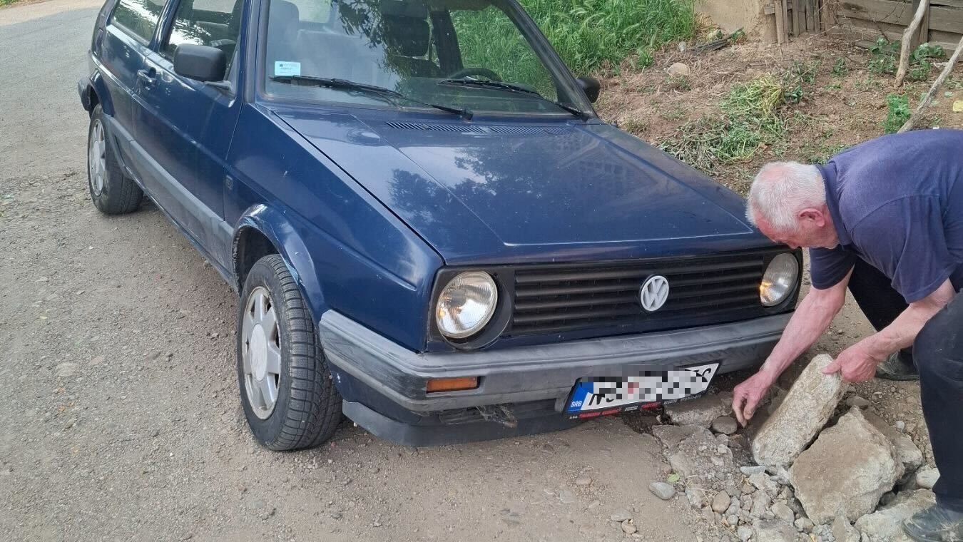 Pomerali kapije, dobijali obećanja, sada vade vozila iz rupa - stanari ulice u Pasi Poljani čekaju asfalt 16 godina 1 image 4