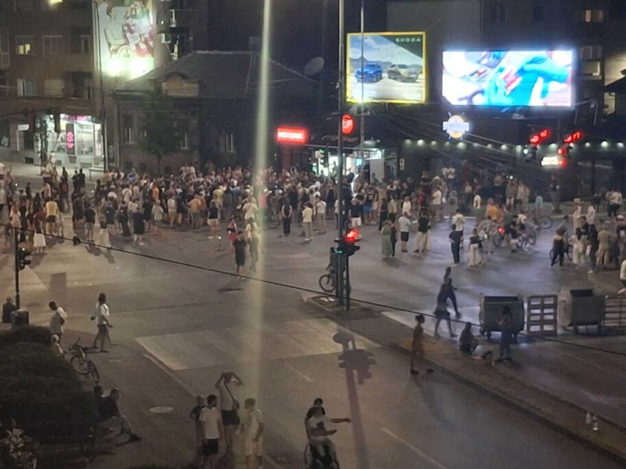 Blokirane ulice u centru Niša - građani prelazili pešački ukrug, pa postavili kontejnere 3 img 081d2d5a30297592d523fb98b81188ac v