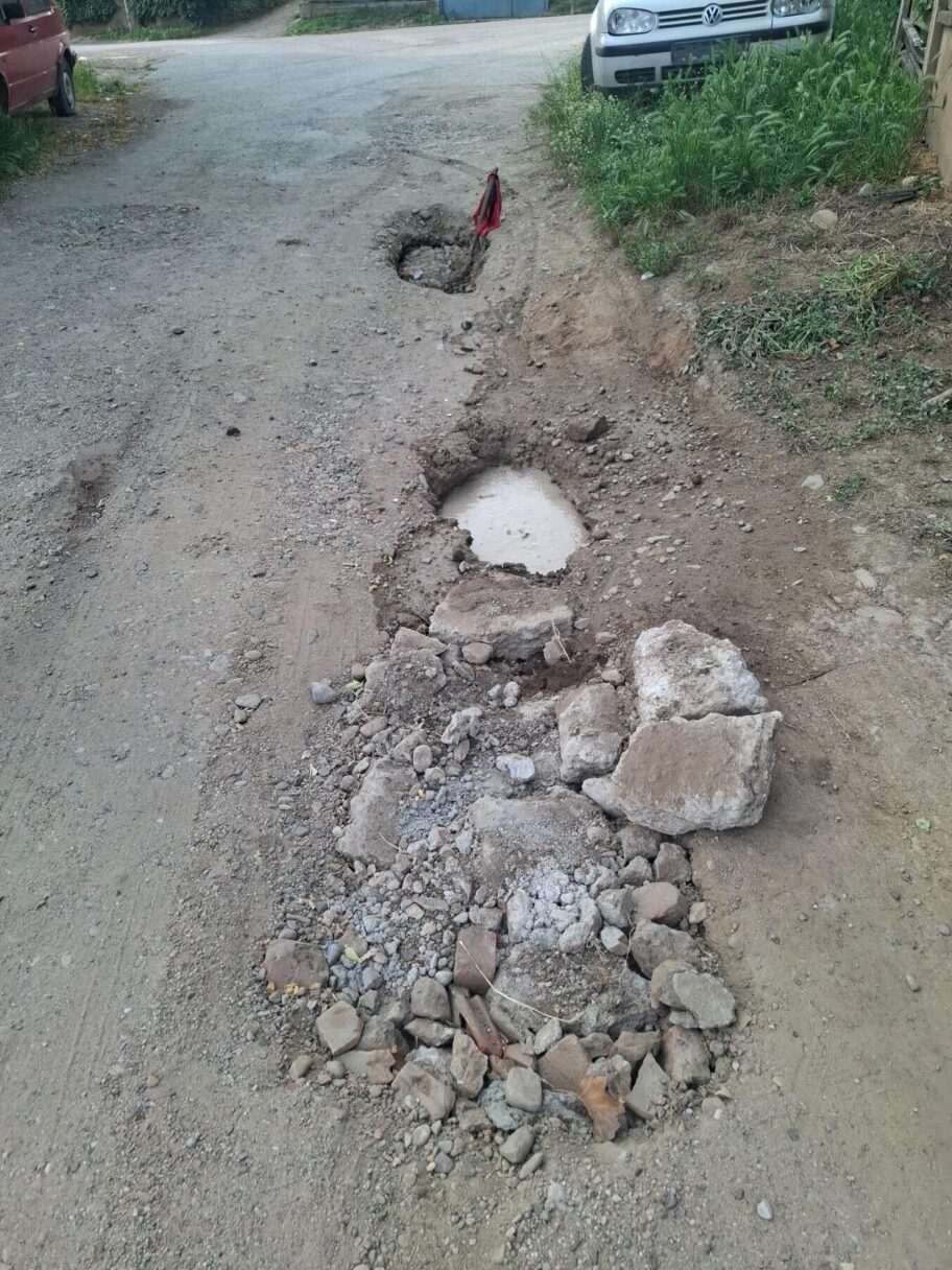 Pomerali kapije, dobijali obećanja, sada vade vozila iz rupa - stanari ulice u Pasi Poljani čekaju asfalt 16 godina 3 img 0414