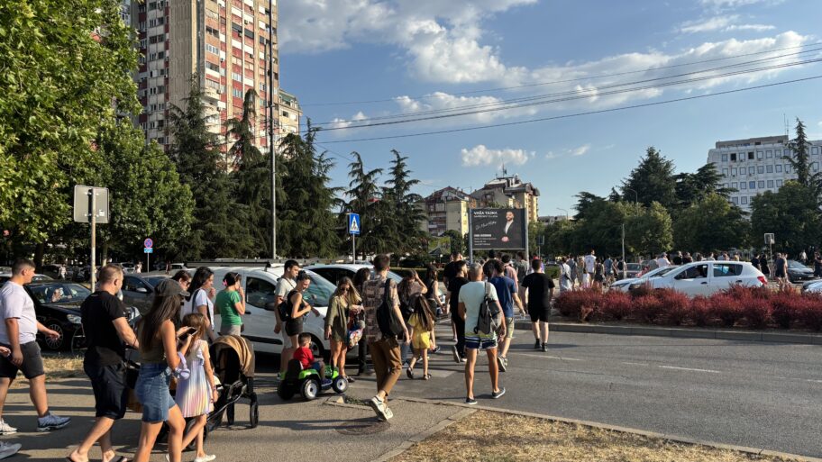 Blokirane ulice u centru Niša - građani prelazili pešački ukrug, pa postavili kontejnere 2 img 2360