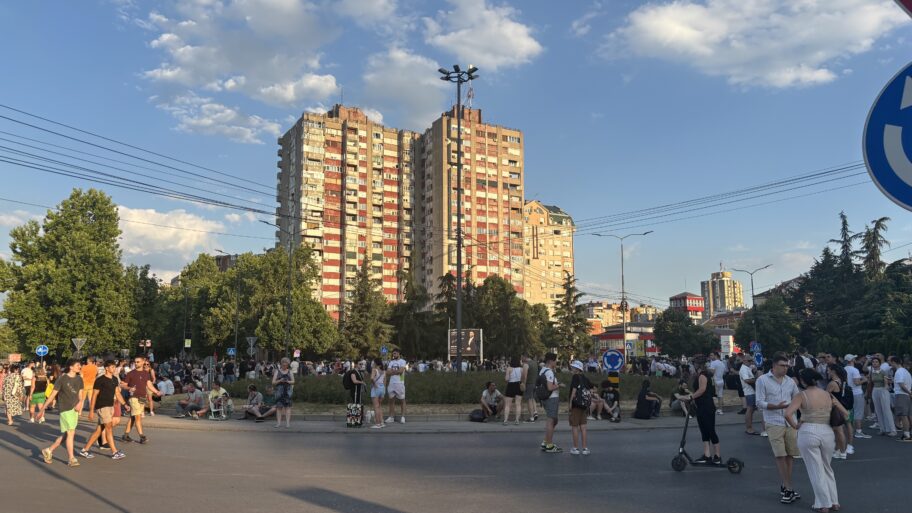 Blokirane ulice u centru Niša - građani prelazili pešački ukrug, pa postavili kontejnere 6 img 2370