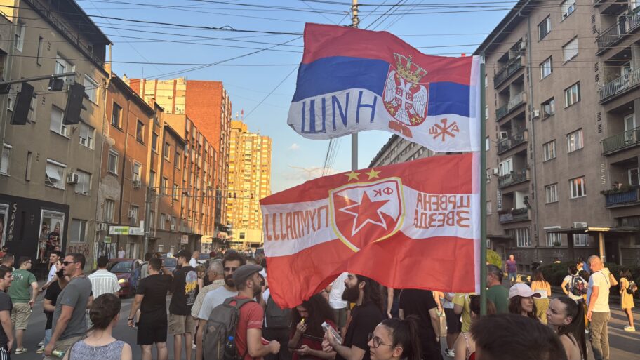 Blokirane ulice u centru Niša - građani prelazili pešački ukrug, pa postavili kontejnere 5 img 2384