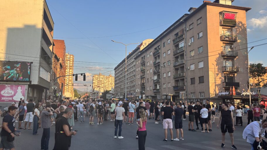 Blokirane ulice u centru Niša - građani prelazili pešački ukrug, pa postavili kontejnere 9 img 2388