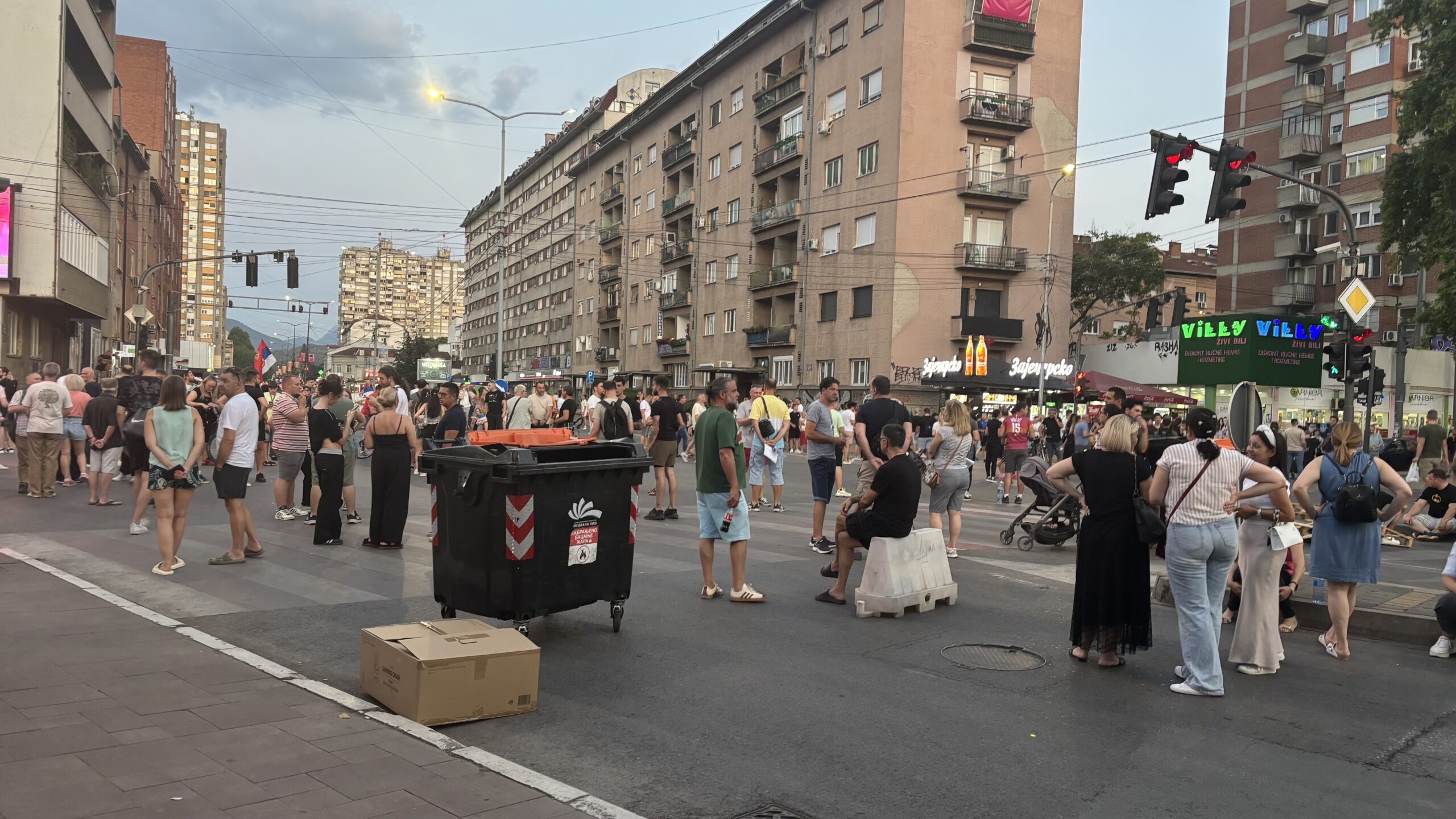 Blokirane ulice u centru Niša - građani prelazili pešački ukrug, pa postavili kontejnere 1 img 2414 scaled