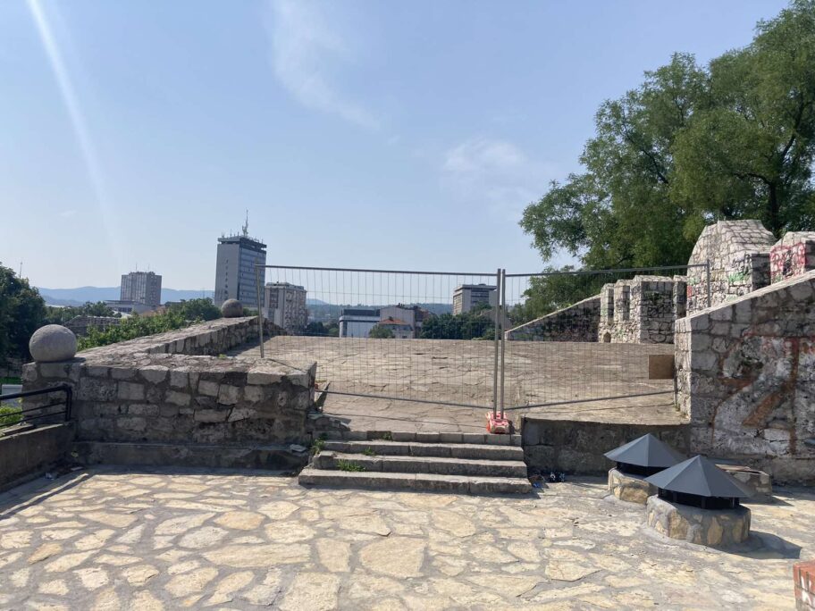 Na niškoj Tvrđavi postavljen, pa skinut transparent "Bolje ćaci nego naci" sa kukastim krstom 2 ograda