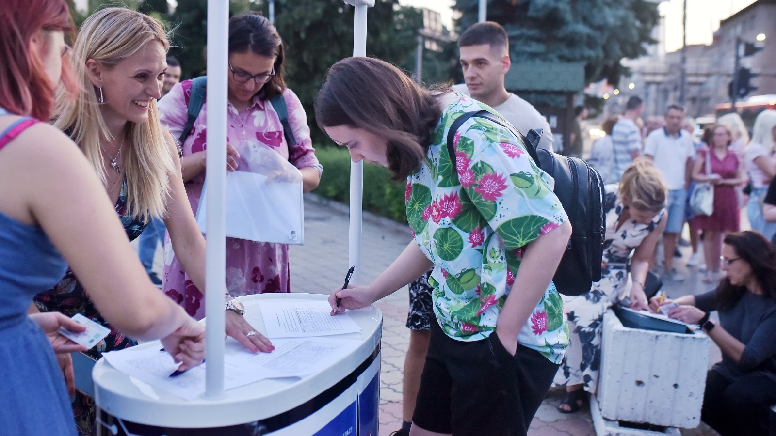 U Nišu počelo prikupljanje potpisa za raspisivanje vanrednih parlamentarnih izbora 1 peticija slobodni foto jelenamisic