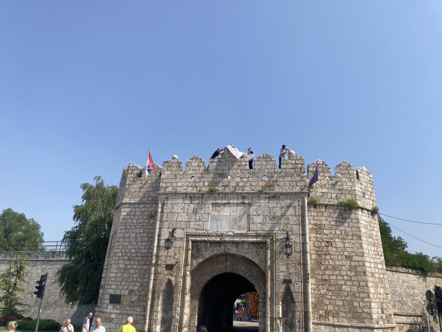 Na niškoj Tvrđavi postavljen, pa skinut transparent "Bolje ćaci nego naci" sa kukastim krstom 3 transparent uklonjen