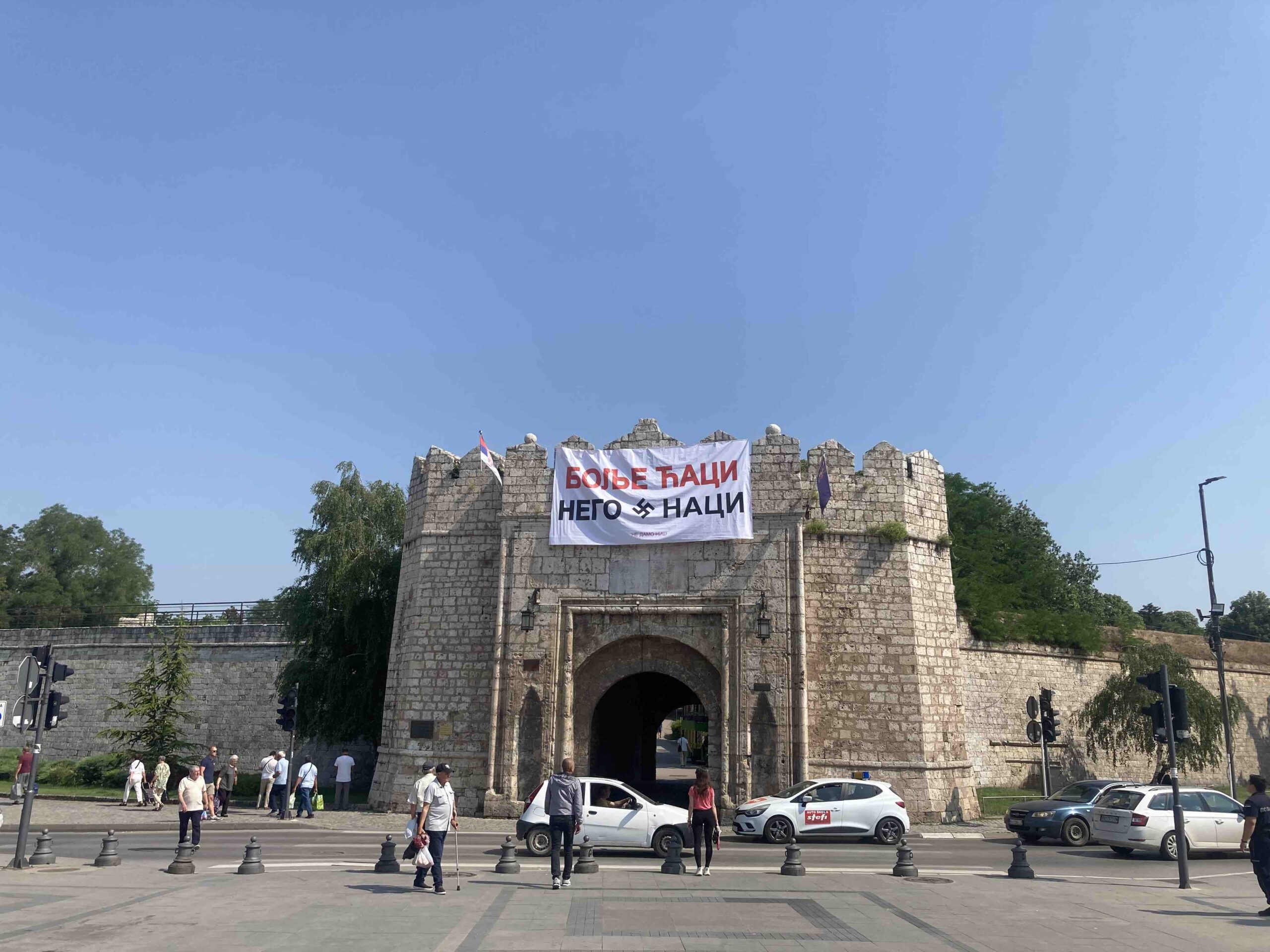 Na niškoj Tvrđavi postavljen, pa skinut transparent "Bolje ćaci nego naci" sa kukastim krstom 1 tvrdjava foto mz scaled