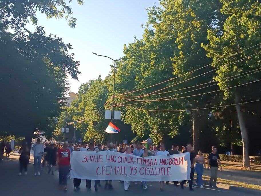 Protest ispred "Niš TV" - rasprava preko ograde i poruka "Idite u ćacilend" 2 1752872449291