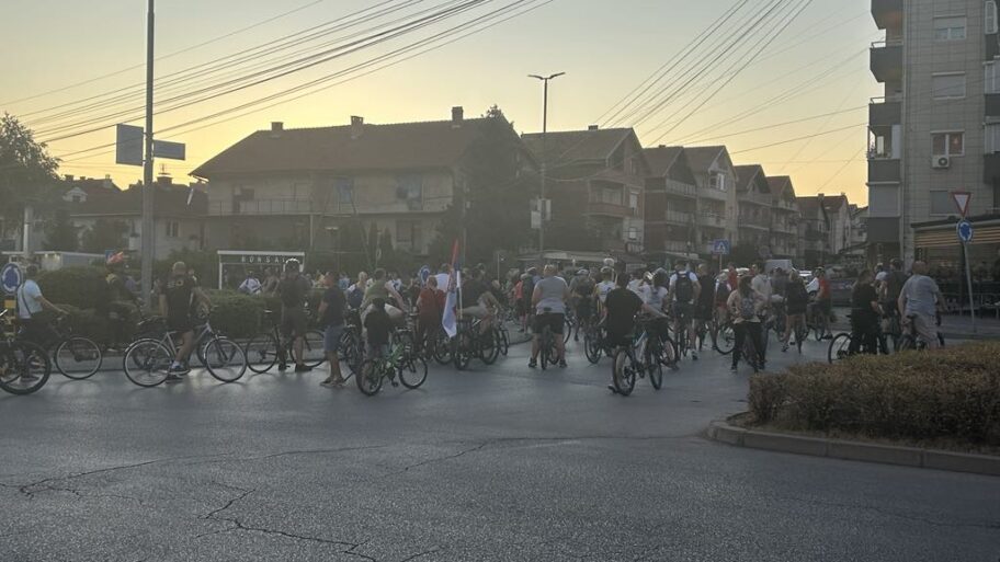 Biciklima do Suda, pa pešice do "Buregdžijade" – sukob organizatora sa učesnicima protesta 4 712b7e37 8870 4353 9978 b7e8b5277eb6