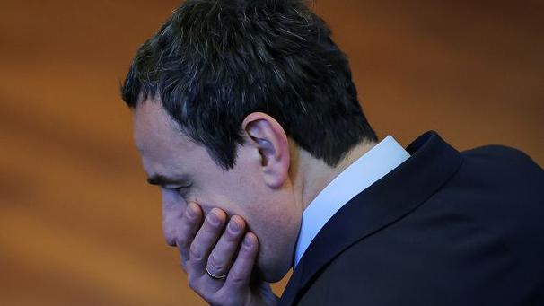 Kosovo i dalje bez skupštine: Šišanje u znak protesta 13 98eeeb00 64b8 11f0 9881 954771c01d18 1