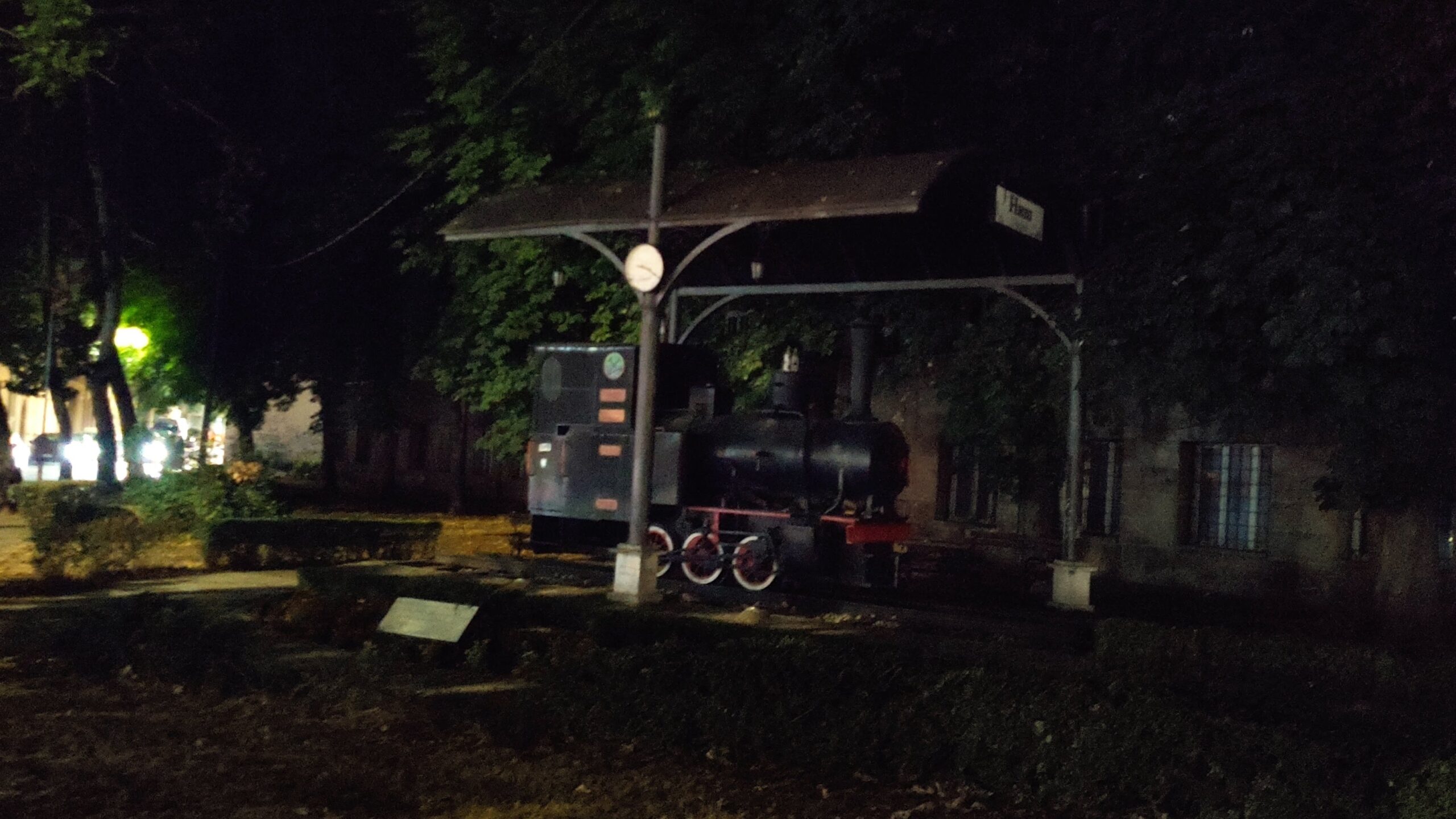 "Baba Milka" u mraku: Ne radi rasveta kod spomen-lokomotive u Nišu 1 IMG 20250712 212521 1 scaled