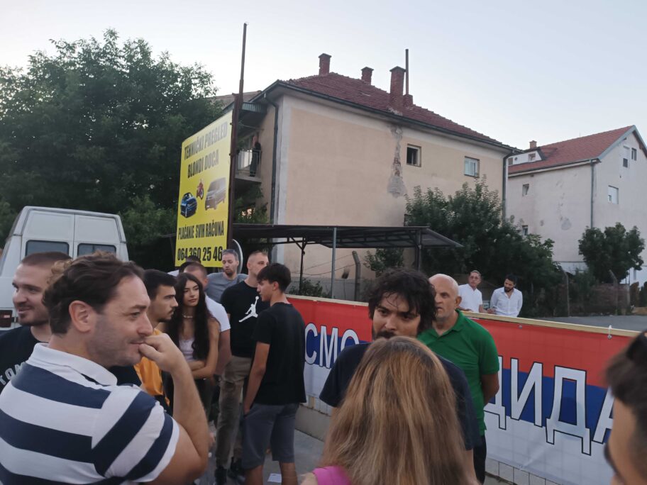 Protest ispred "Niš TV" - rasprava preko ograde i poruka "Idite u ćacilend" 4 IMG 20250718 201411