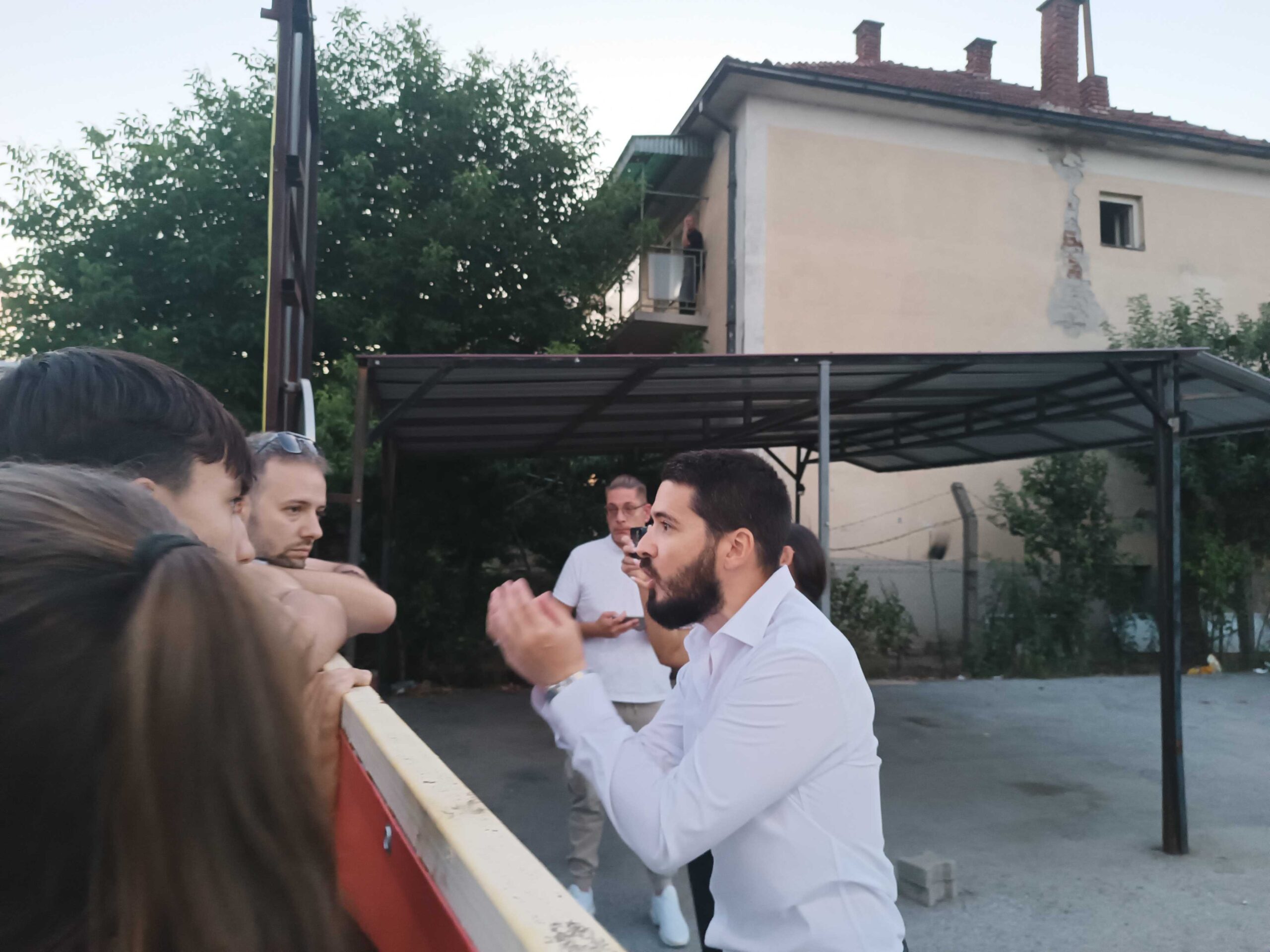 Protest ispred "Niš TV" - rasprava preko ograde i poruka "Idite u ćacilend" 1 IMG 20250718 201708 scaled