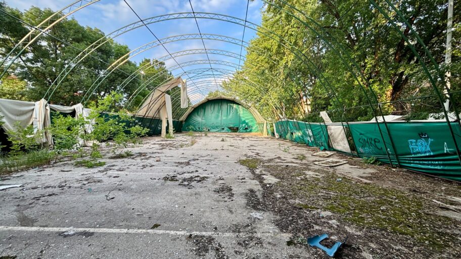 Balon-sala u niškoj školi godinama se ne koristi, propala i puna otpada, a dobija samo obećanja 3 IMG 3032