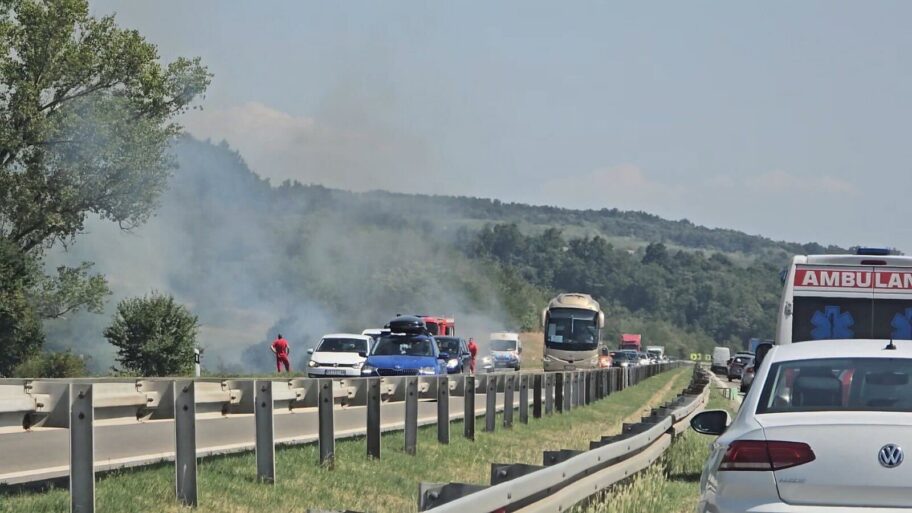 Izgoreo automobil na auto-putu kod Aleksinca 4 IMG 3233