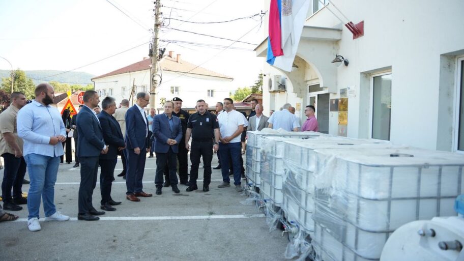 Macut i Dačić bez najave u Svrljigu - tajna poseta najviših funkcionera zbog isporuke 8 rezervoara vode 2 cdn13.myairbridge