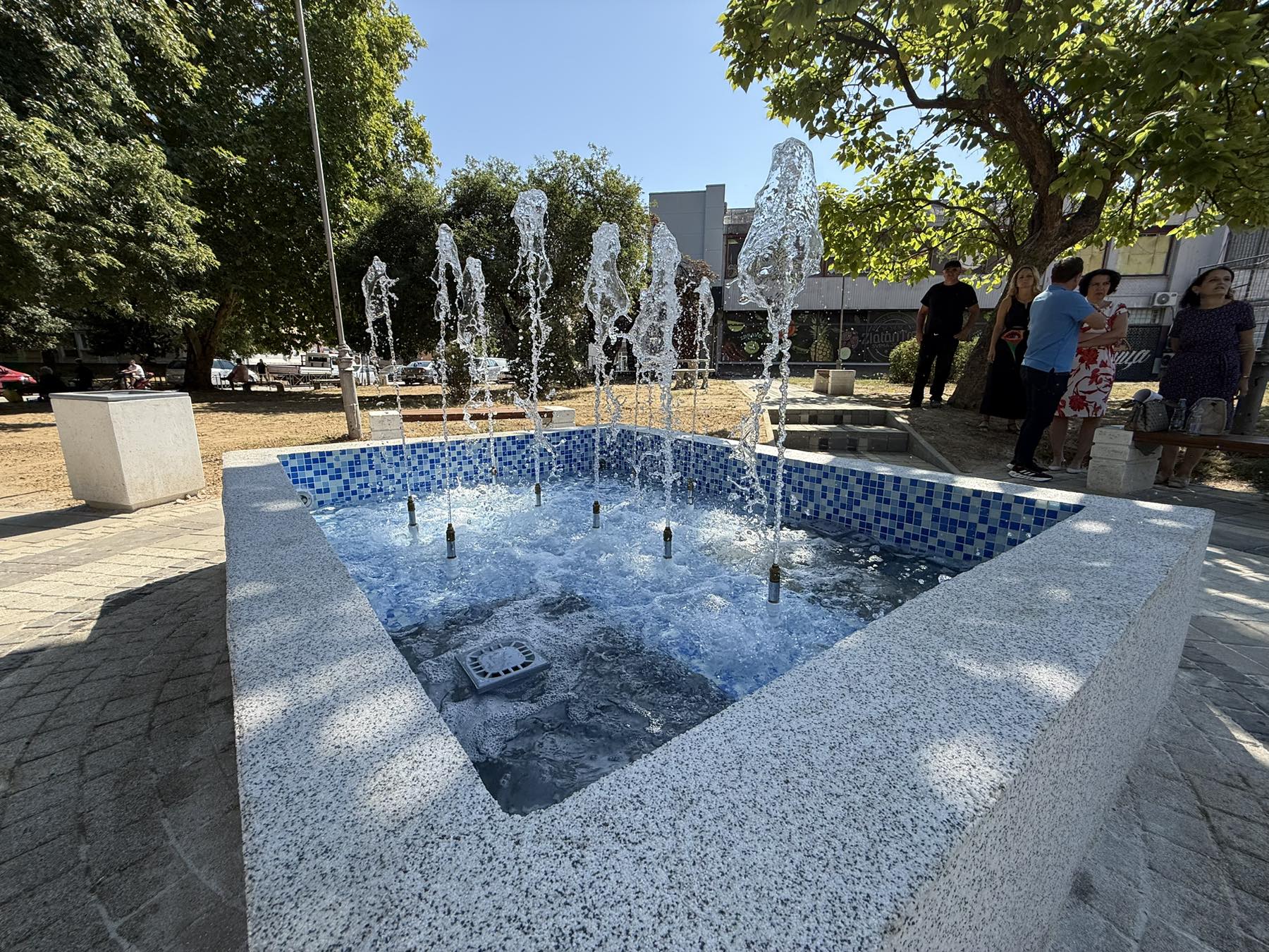 "Srce" podnelo krivičnu prijavu zbog fontane u Leskovcu - tvrde da je vrednost radova manja od ugovorene 1 Фонтана отварање Дубочица 15