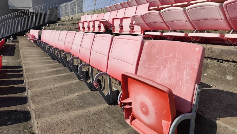 Zamenjuju stolice na tribinama stadiona "Čair" 2 1000007750