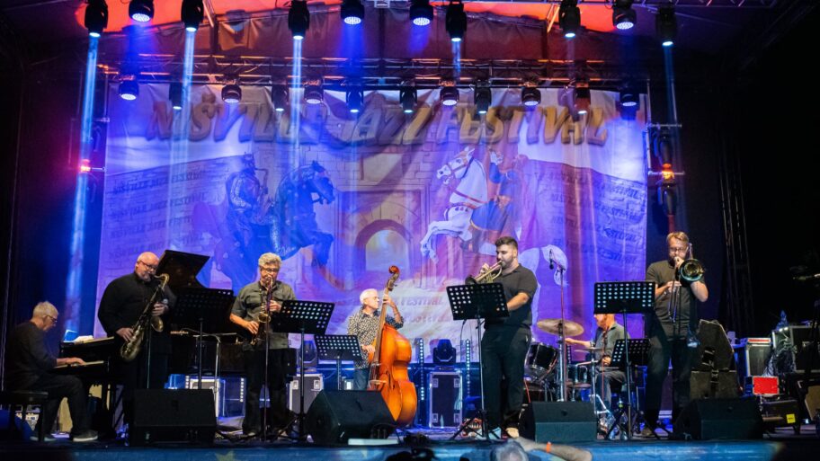 3e8e279f 9b5f 4bf8 a7bb 09ea68f9958b