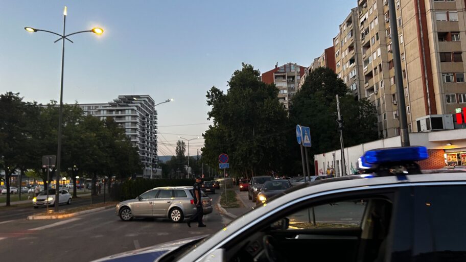 Pukla cev u Blagoja Parovića u Nišu, obustavljen saobraćaj kod „Delte“ 2 IMG 1878