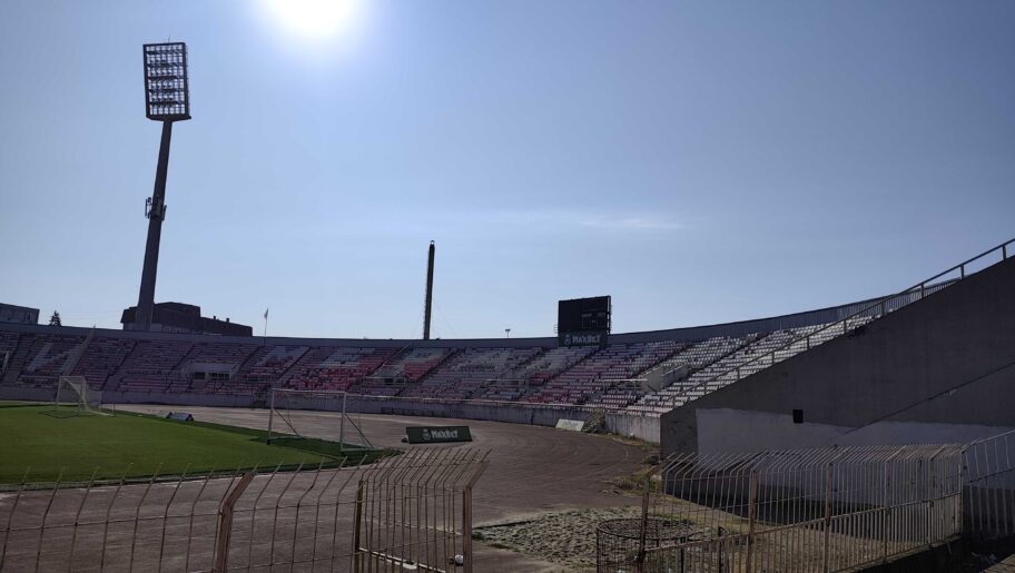 Zamenjuju stolice na tribinama stadiona "Čair" 3 IMG 20250801 081902