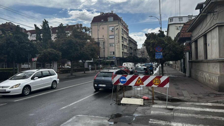 Gužve u Generala Milojka Lešjanina u centru Niša dva meseca zbog ograđenog šahta 19 debe4238 f50f 408d 922b 042fe7af5a9d