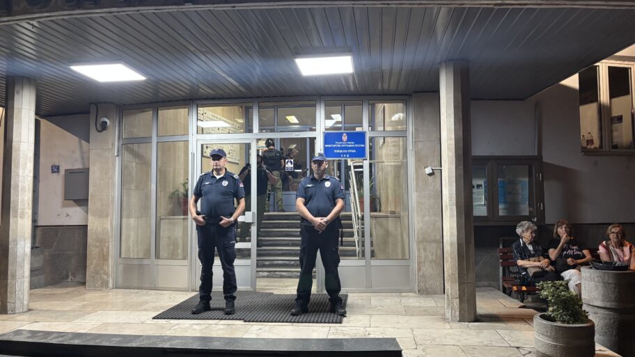 Eskalacija protesta u Nišu: Probijanje kordona, povređeni studenti i jaja za prostorije SPS-a 7 img 5998