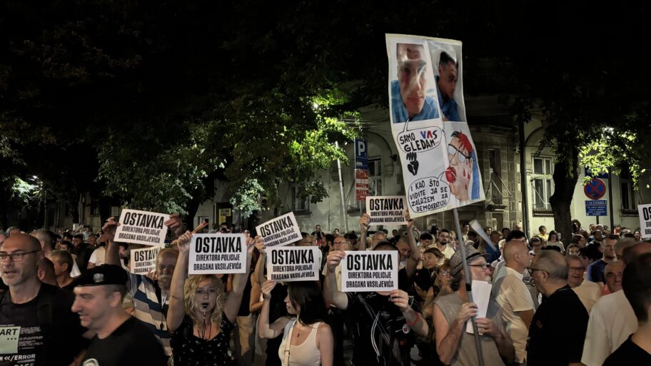 Eskalacija protesta u Nišu: Probijanje kordona, povređeni studenti i jaja za prostorije SPS-a 8 img 6011