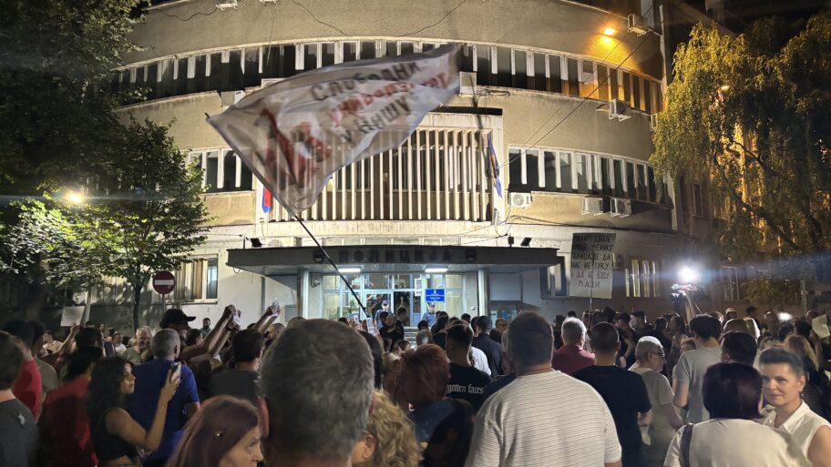 Eskalacija protesta u Nišu: Probijanje kordona, povređeni studenti i jaja za prostorije SPS-a 9 img 6018