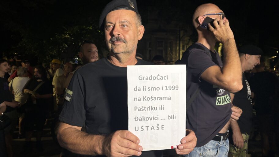 Eskalacija protesta u Nišu: Probijanje kordona, povređeni studenti i jaja za prostorije SPS-a 11 img 6028