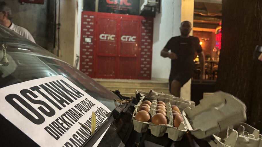 Eskalacija protesta u Nišu: Probijanje kordona, povređeni studenti i jaja za prostorije SPS-a 12 img 6039