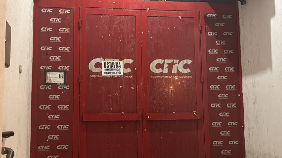 Eskalacija protesta u Nišu: Probijanje kordona, povređeni studenti i jaja za prostorije SPS-a 2 img 6046