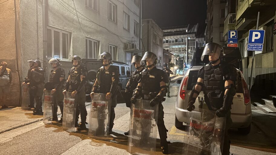 Eskalacija protesta u Nišu: Probijanje kordona, povređeni studenti i jaja za prostorije SPS-a 13 img 6049