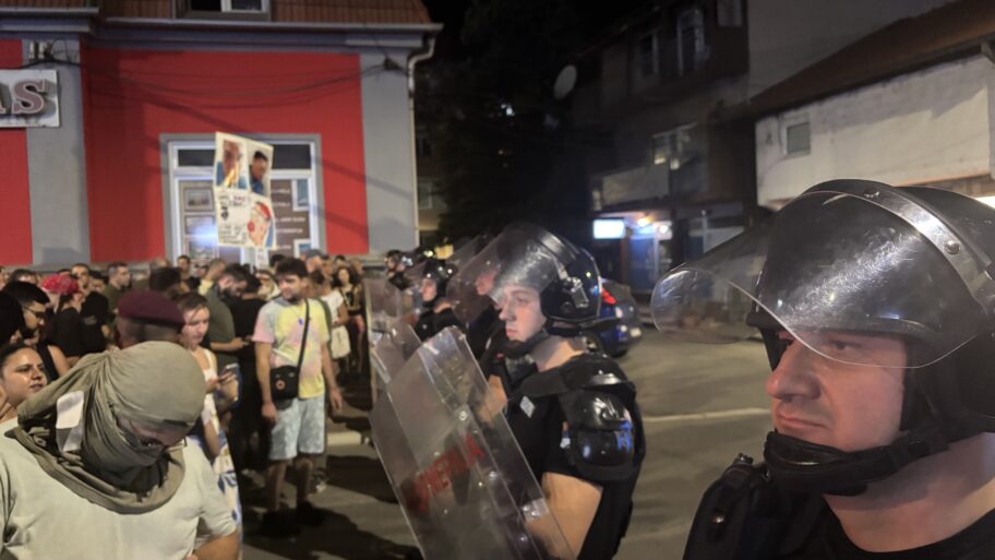 Eskalacija protesta u Nišu: Probijanje kordona, povređeni studenti i jaja za prostorije SPS-a 6 img 6072