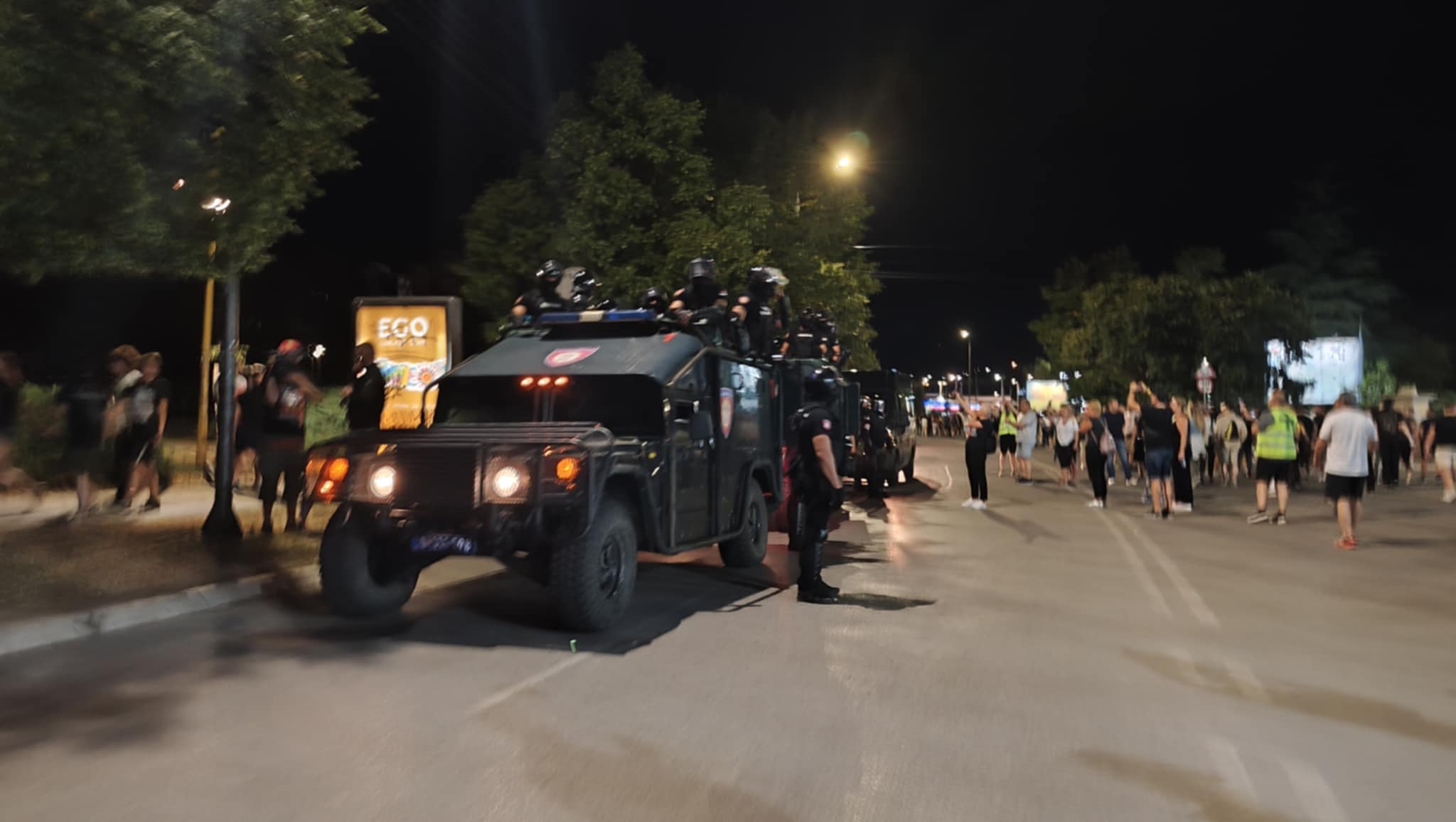 Protest zbog hapšenja u Nišu - studenti privedeni, pa pušteni posle više sati, šetnja do SNS-a uz brojne snage policije 1 protest 18 avgust foto ljubica jocic 8