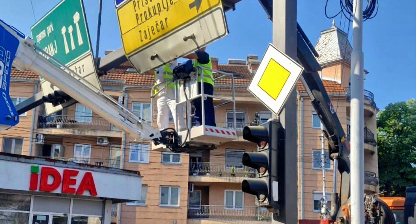 Menjaju se putokazi na 4 najfrekventnije raskrsnice u Nišu 1 putokazi