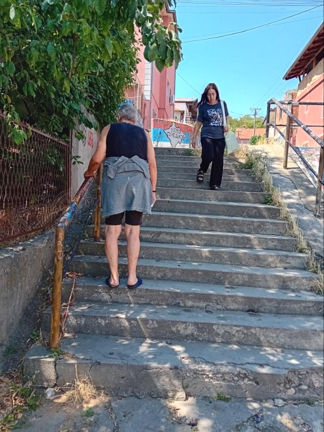 Stepenice u naselju Bubanj propadaju, žitelji kažu izgrađene pre pola veka, a sada rizične 2 stepenice bubanj