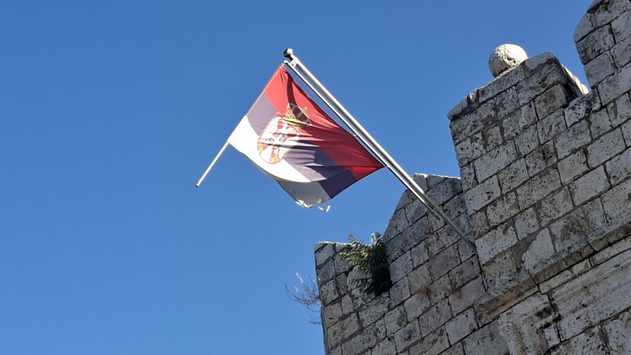 Poderana zastava Srbije vijori se na niškoj Tvrđavi, nadležni ne vide 2 zastava srbije