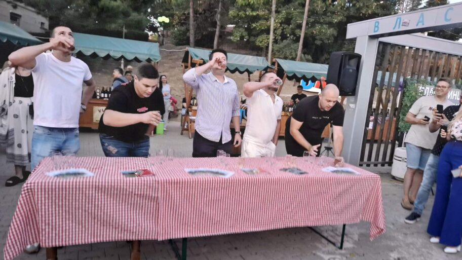 Proglašeni najbolji proizvođači vina na "Vinskom balu" u Vlasotincu 5 брзо испијање вина