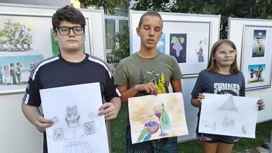 Proglašeni najbolji proizvođači vina na "Vinskom balu" u Vlasotincu 4 млади карикатуристи