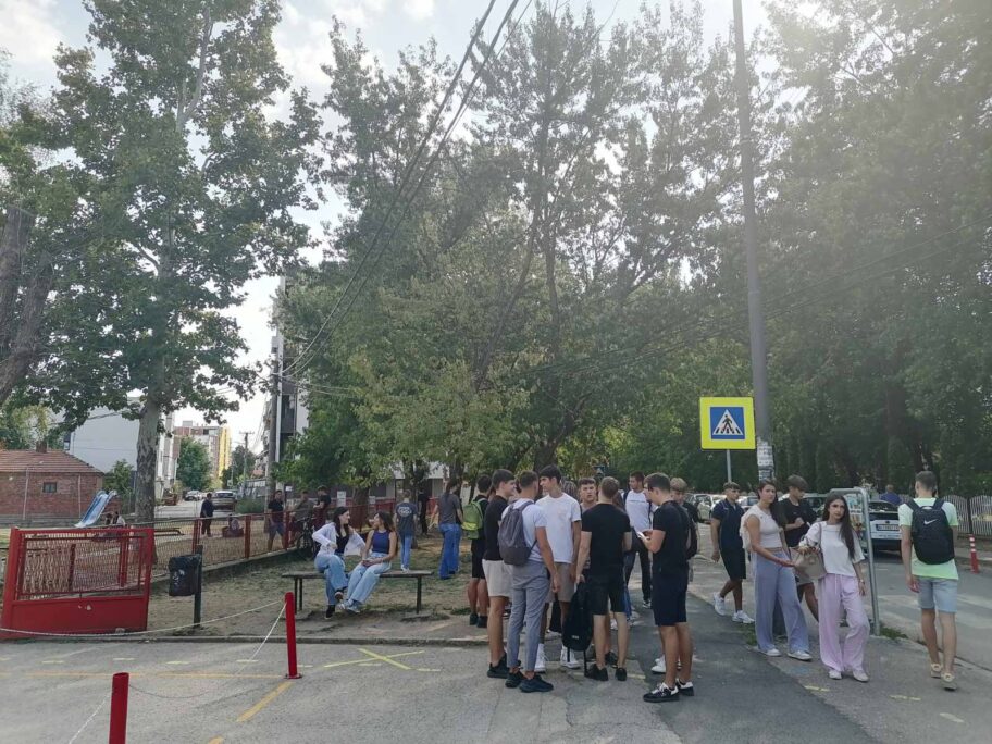 Učenici niškog "Sremca" bojkotuju nastavu 8 0 02 05 3ebb5043cf37eca39b473b2f0ef695ba78baa7889cb42a2dd7c29c2af179524c 21d6a8e2001